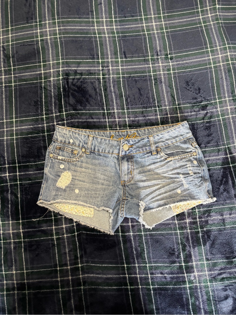 Y2K 2000s Low rise blue denim shorts with frayed hem&floral pockets. Size 5/6.